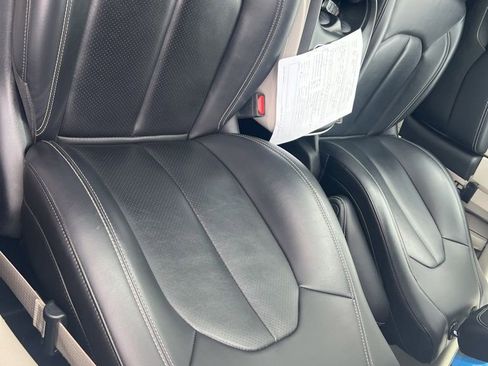 Used 2023 Chrysler Pacifica Touring-L FWD image 11