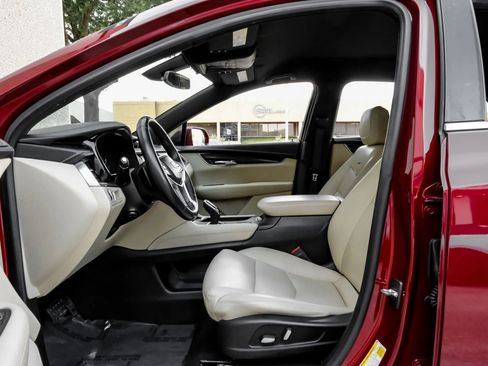 Used 2018 Cadillac XT5 FWD image 3