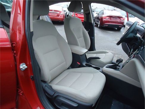Used 2017 Hyundai Elantra SE image 13