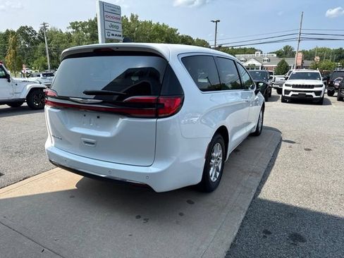 Certified 2024 Chrysler Pacifica Touring-L FWD image 8