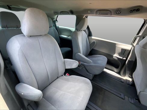 Used 2013 Toyota Sienna L FWD image 19