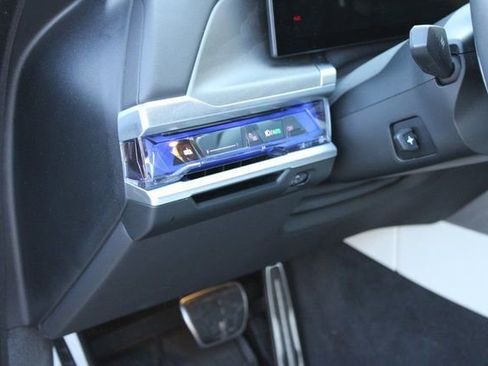 Used 2023 BMW 740i w/ Executive Package image 24