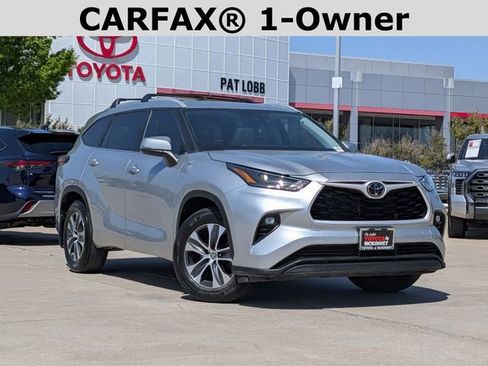 Used 2024 Toyota Highlander XLE image 2
