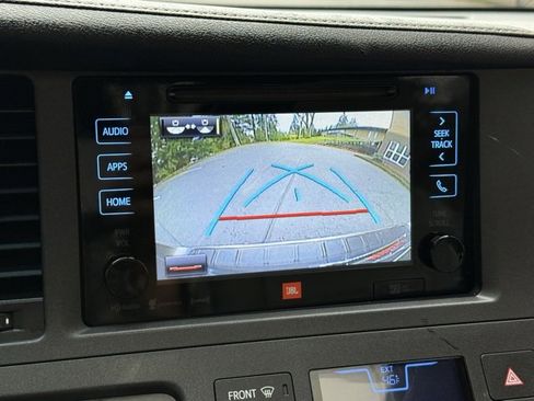 Used 2017 Toyota Sienna Limited image 17