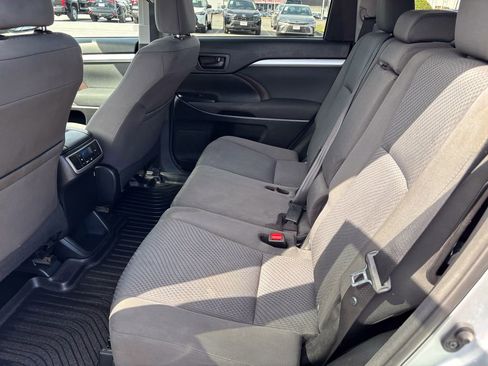 Used 2016 Toyota Highlander LE image 37