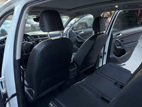 Used 2021 Volkswagen Tiguan SE w/ Panoramic Sunroof Package image 25