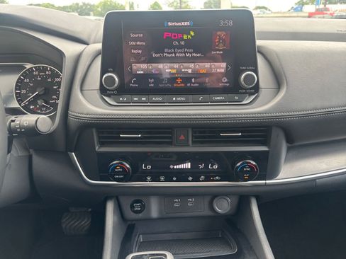 Used 2025 Nissan Rogue SV FWD image 17