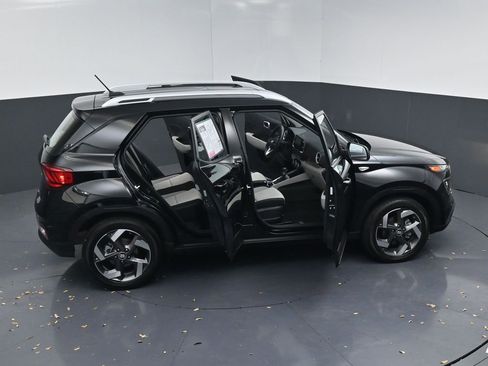 Used 2025 Hyundai Venue SEL image 25