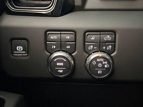 Used 2025 GMC Sierra 2500 AT4X image 5