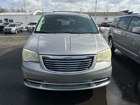 Used 2014 Chrysler Town & Country Touring image 6