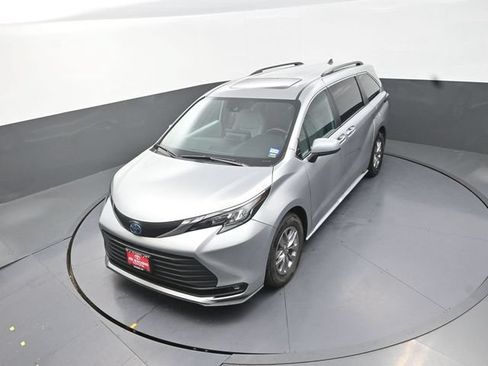 Certified 2025 Toyota Sienna XLE FWD image 23