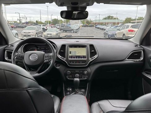 Used 2019 Jeep Cherokee Trailhawk AWD/4WD image 34