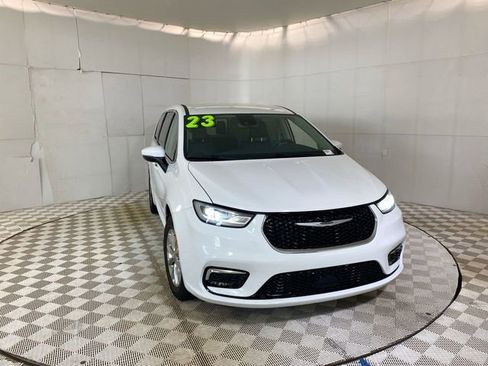 Used 2023 Chrysler Pacifica Touring-L AWD/4WD image 1
