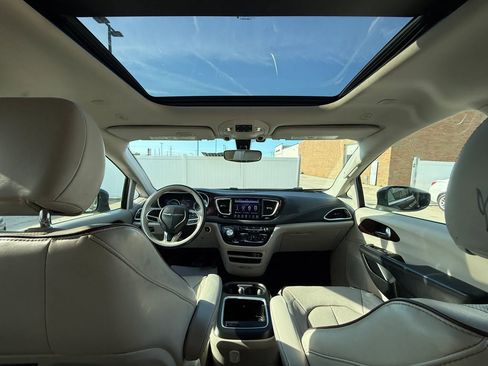 Used 2020 Chrysler Pacifica Limited FWD image 25