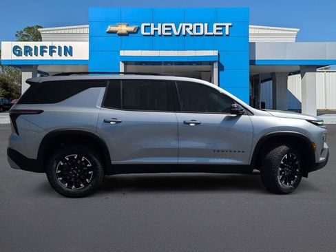 Used 2025 Chevrolet Traverse Z71 image 3