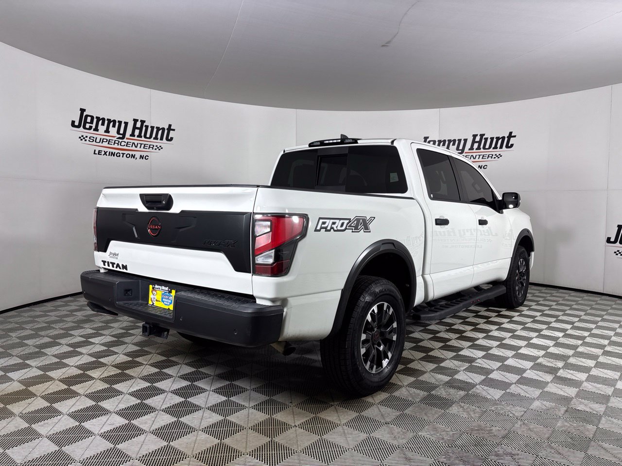 Used 2024 Nissan Titan PRO-4X w/ Pro-4x Convenience Package AWD/4WD image 4