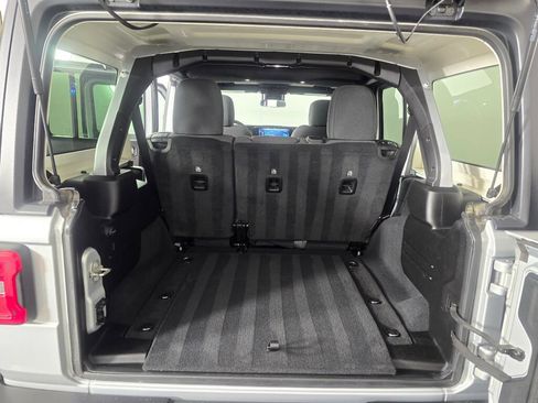 Used 2024 Jeep Wrangler Unlimited Rubicon AWD/4WD image 16