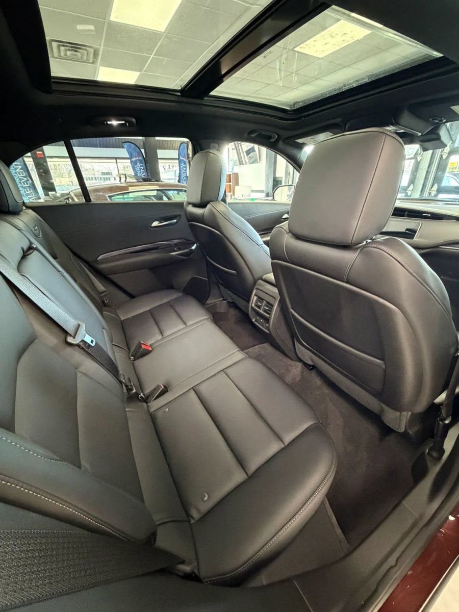 Used 2023 Cadillac XT4 Luxury w/ Cold Weather Package FWD image 13