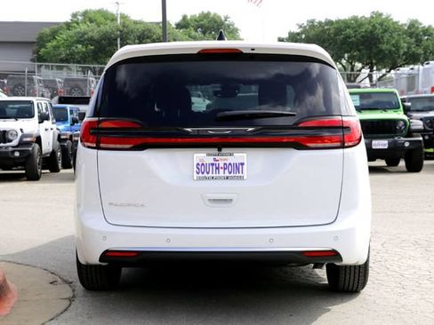 New 2027 Chrysler Pacifica Select FWD image 5