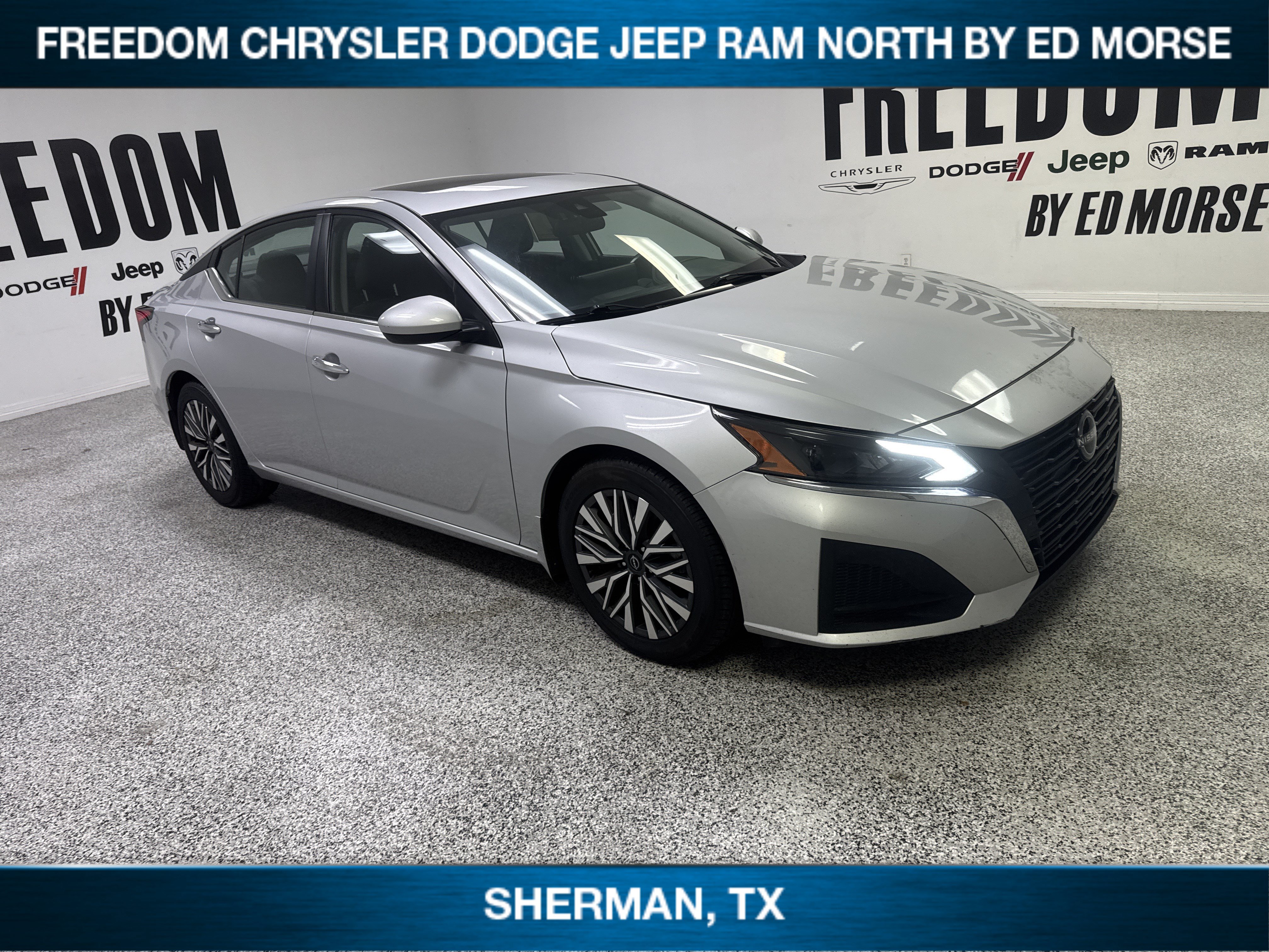 Used 2024 Nissan Altima 2.5 SV w/ SV Premium Package FWD image 3