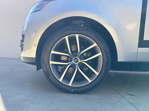 Certified 2025 Land Rover Range Rover SE image 6