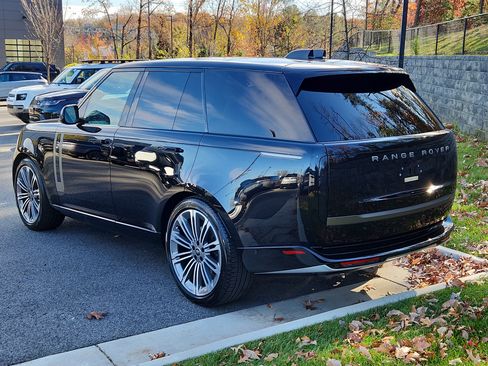 Used 2024 Land Rover Range Rover SE image 12