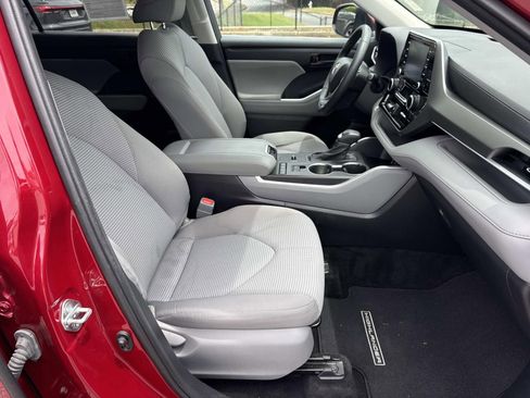 Used 2022 Toyota Highlander LE FWD image 13