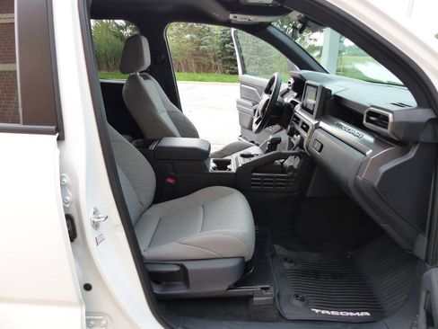 Used 2025 Toyota Tacoma SR5 AWD/4WD image 54