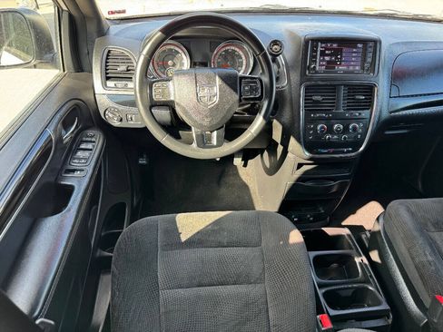 Used 2019 Dodge Grand Caravan SE FWD image 14