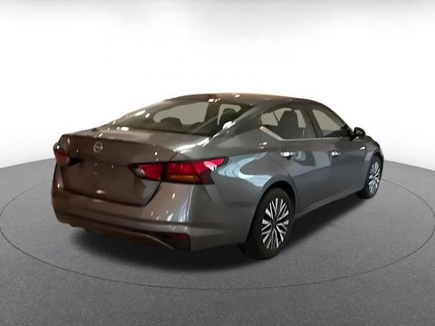 Used 2025 Nissan Altima 2.5 SV FWD image 10