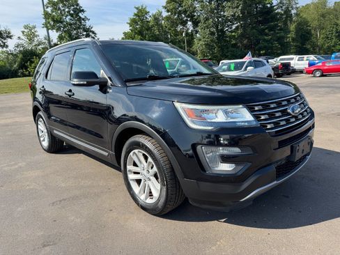 Used 2017 Ford Explorer XLT w/ Equipment Group 202A FWD image 7