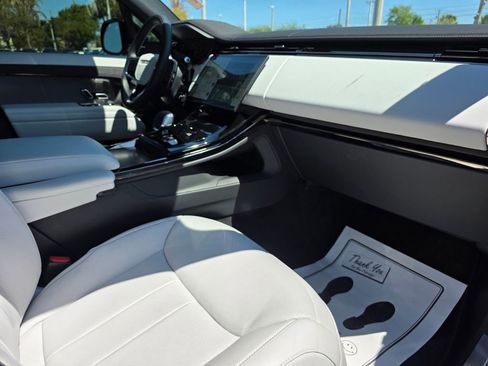 Used 2025 Land Rover Range Rover Sport SE image 9