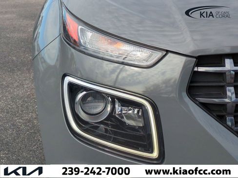Used 2022 Hyundai Venue Limited image 10