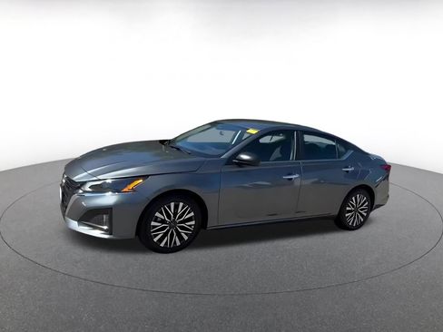Used 2025 Nissan Altima 2.5 SV FWD image 8