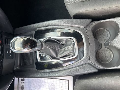 Used 2019 Nissan Rogue Sport S image 17