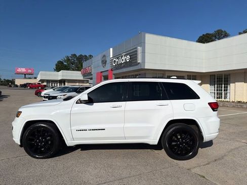Used 2017 Jeep Grand Cherokee Altitude RWD image 1