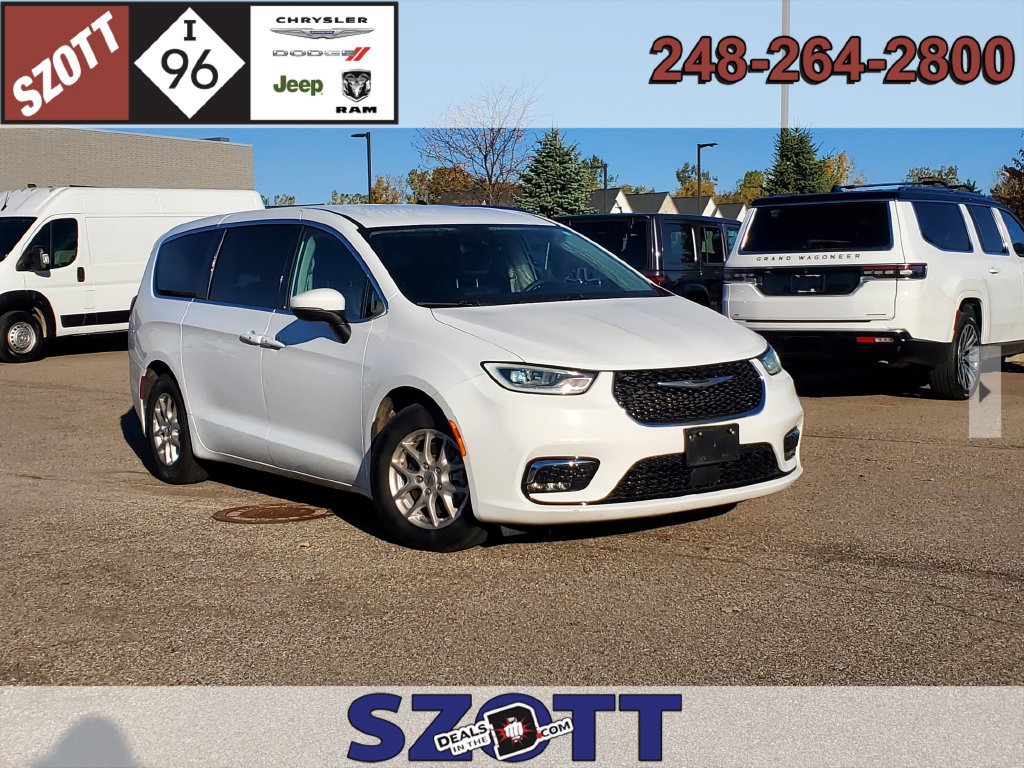 Used 2023 Chrysler Pacifica Touring-L FWD image 1