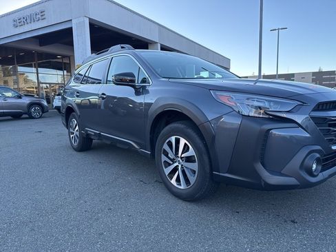 Used 2023 Subaru Outback Premium image 4