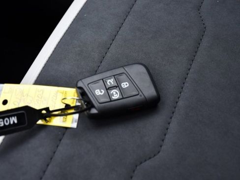 New 2025 Volkswagen Taos SE image 17