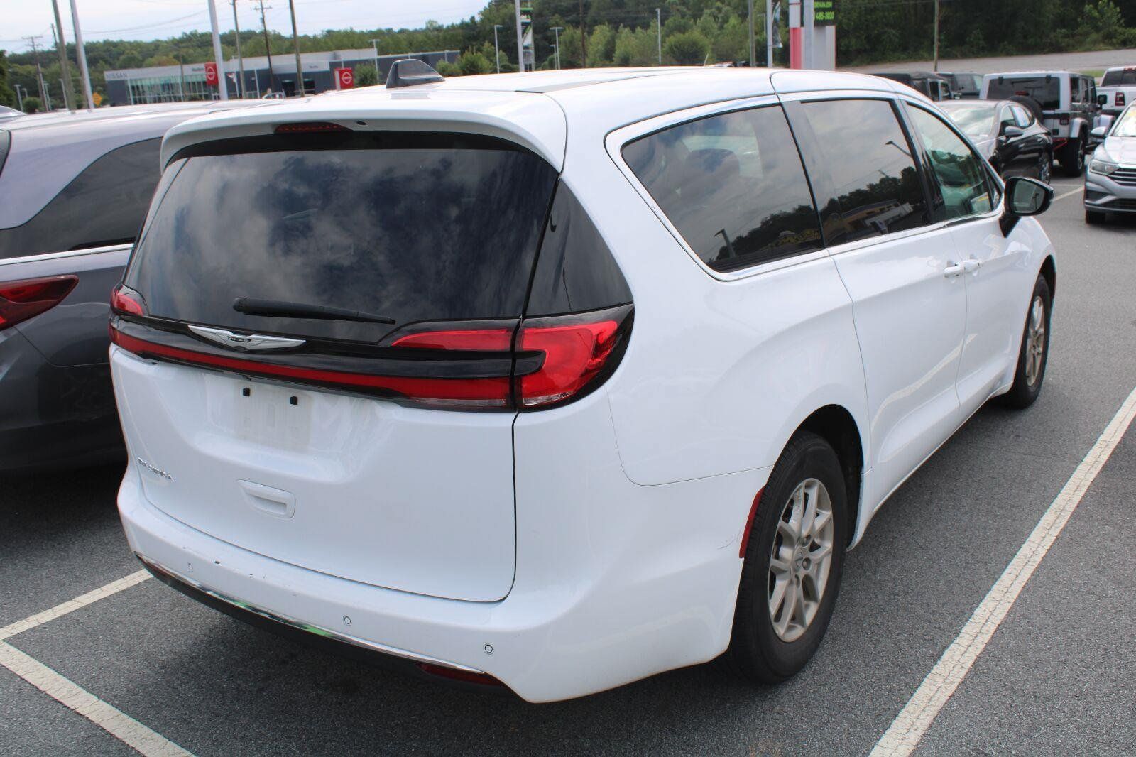 Used 2024 Chrysler Pacifica Touring-L FWD image 6