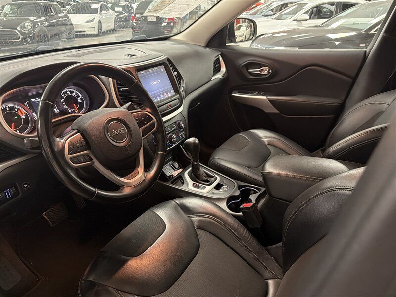 Used 2018 Jeep Cherokee Latitude Plus w/ Comfort/Convenience Group FWD image 22