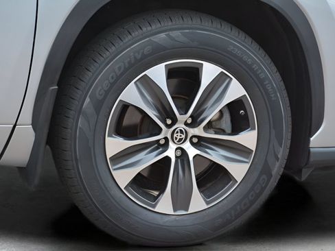Certified 2024 Toyota Highlander XLE AWD/4WD image 38