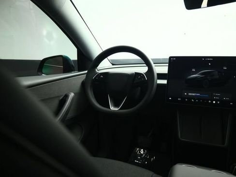 Used 2026 Tesla Model Y 2WD image 38
