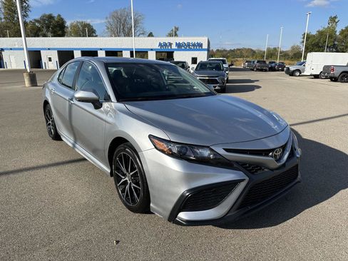Used 2024 Toyota Camry SE image 10