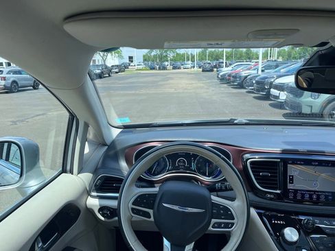 Used 2019 Chrysler Pacifica Limited w/ Tire & Wheel Group FWD image 22