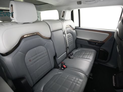 Used 2025 Rivian R1S Premium Dual AWD/4WD image 5