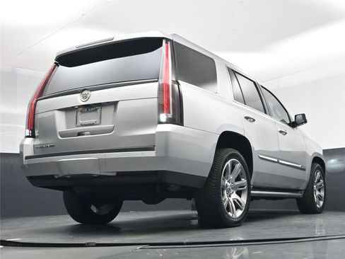 Used 2015 Cadillac Escalade Luxury image 25