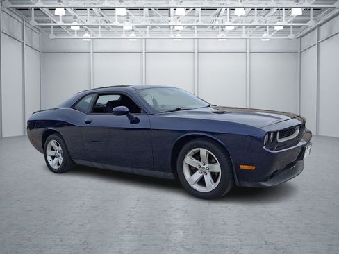 Used 2014 Dodge Challenger SXT RWD image 7