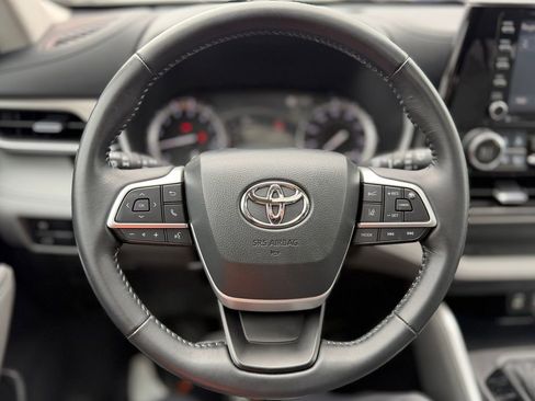 Used 2022 Toyota Highlander XLE AWD/4WD image 15