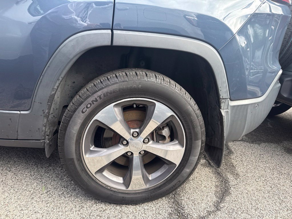 Used 2019 Jeep Cherokee Limited w/ Luxury Group AWD/4WD image 3